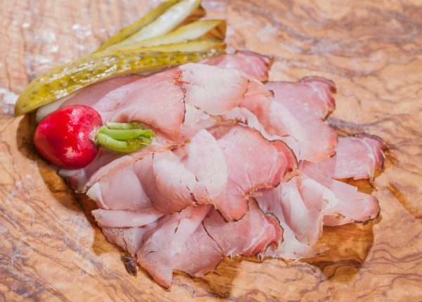 Bauerngeräuchertes Hals geschnitten