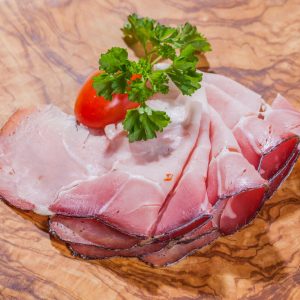 Bauerngeräuchertes Schlegl geschnitten
