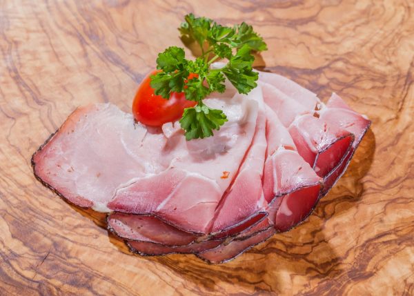 Bauerngeräuchertes Schlegl geschnitten