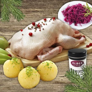 Ente, Blaukraut, Knödel und Gewürz auf hellem Holzhintergrund