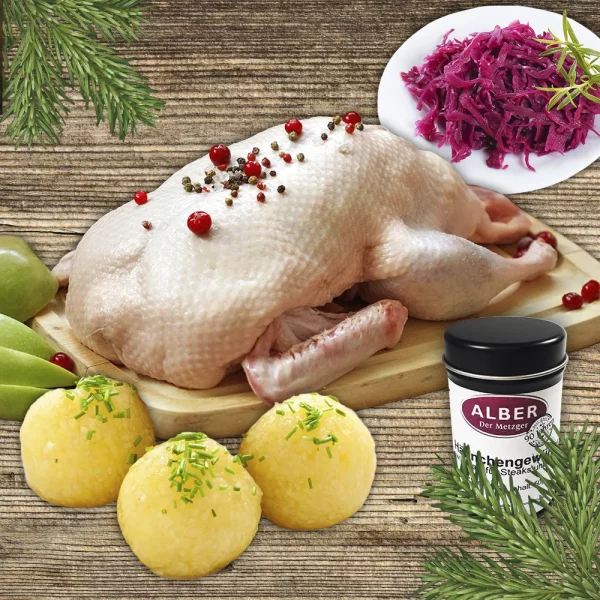 Ente, Blaukraut, Knödel und Gewürz auf hellem Holzhintergrund