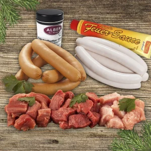 Fonduefleisch, Wiener, Bratwürstl, Gewürzsalz und Feuersauce auf hellem Holzhintergrund