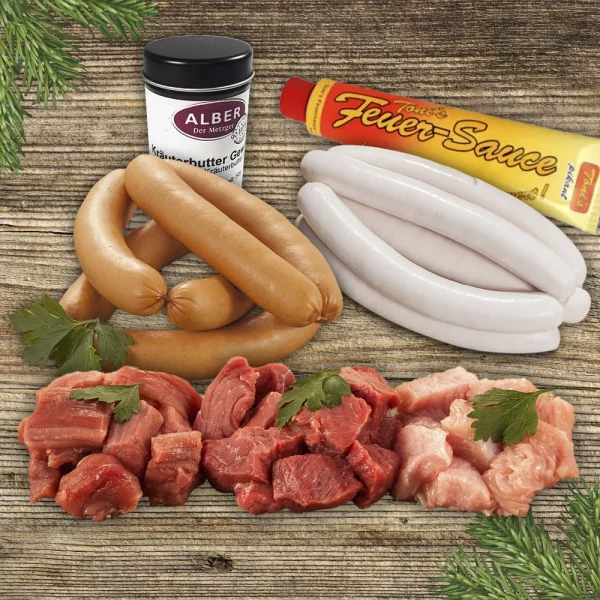 Fonduefleisch, Wiener, Bratwürstl, Gewürzsalz und Feuersauce auf hellem Holzhintergrund