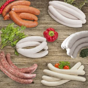 Grillwürstl Probierpaket auf hellem Holz Hintergrund